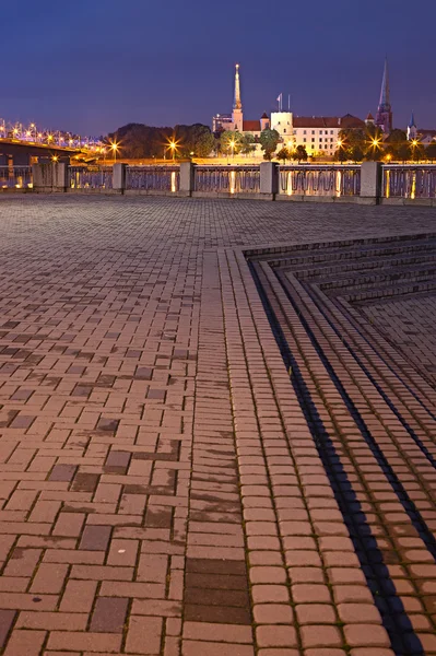 Paisaje urbano nocturno de Riga — Foto de Stock