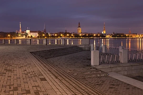 Paysage urbain de Riga nocturne — Photo