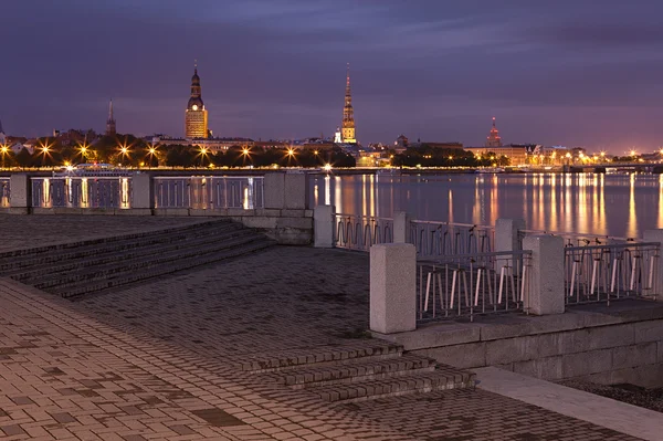 Paysage urbain de Riga nocturne — Photo