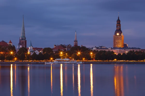 Noční panoráma města riga — Stock fotografie