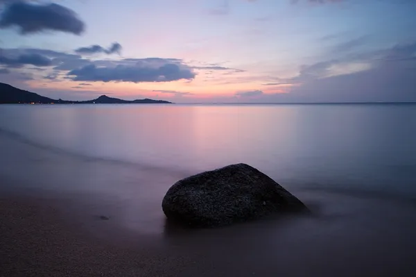 Nascer do sol na praia tropical — Fotografia de Stock