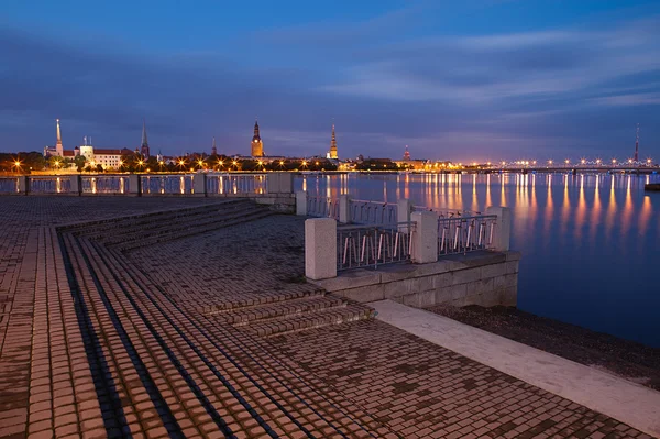 Noční panoráma města riga — Stock fotografie