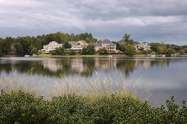 Case vicino al lago — Foto Stock