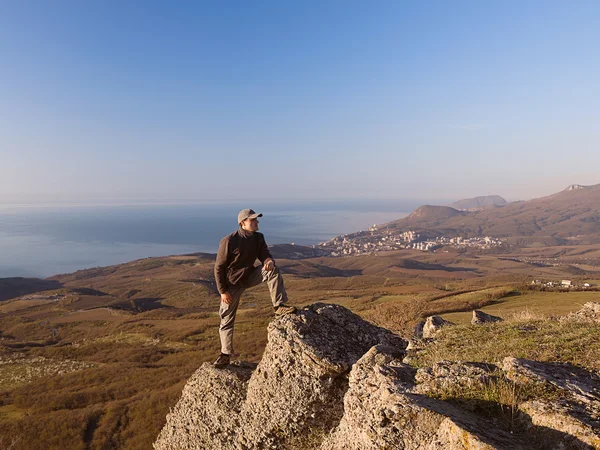 Hombre en la cima de la montaña —  Fotos de Stock