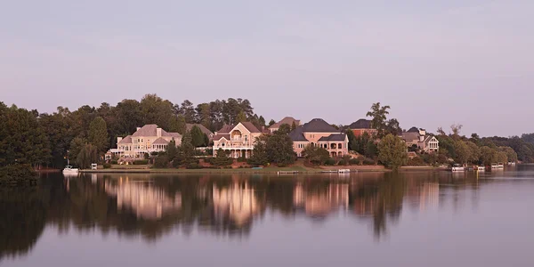 Casas perto do lago — Fotografia de Stock