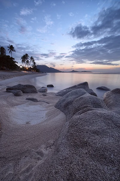 Zonsopgang op de rotsachtige kust van lamai beach — Stockfoto