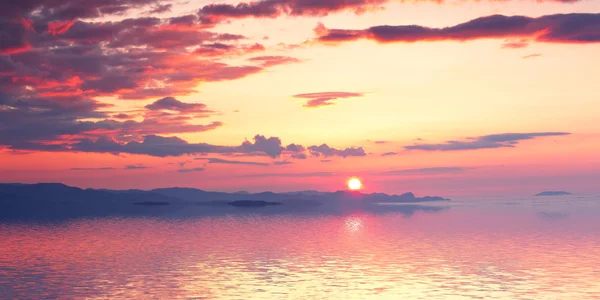 山湖曇り日の出 — ストック写真