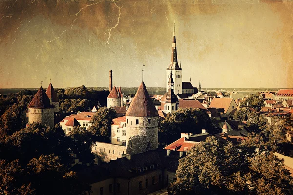 Vue panoramique de style vintage du centre historique de Tallinn — Photo