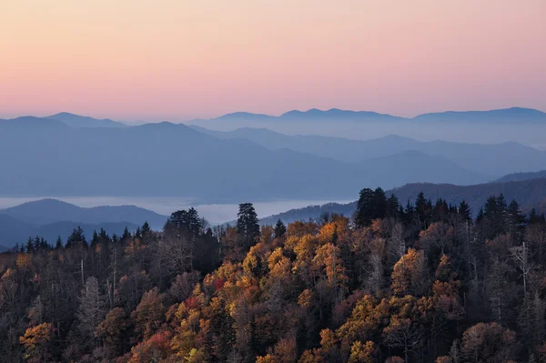 Amanecer en las montañas humeantes — Stok fotoğraf