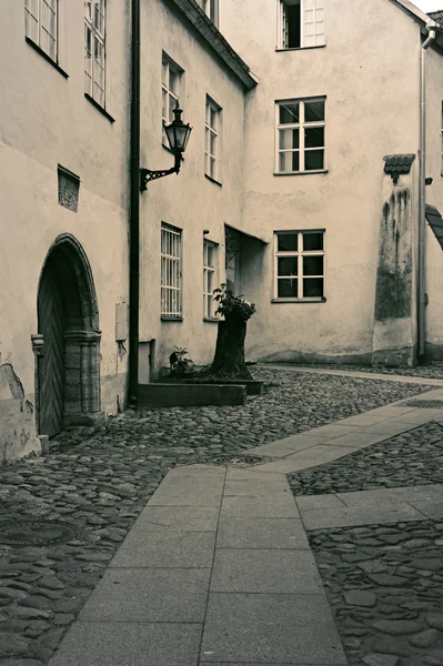 Foto de estilo retro de la típica calle del casco antiguo europeo — Foto de Stock