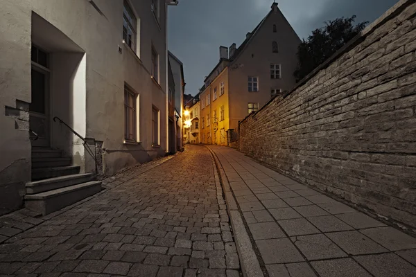 Gamla europeiska gatan på natten — Stockfoto