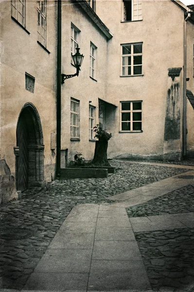 Foto de estilo retro de la típica calle del casco antiguo europeo — Foto de Stock