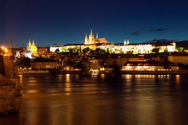 Prag in der Nacht. Tschechische Republik — Stockfoto