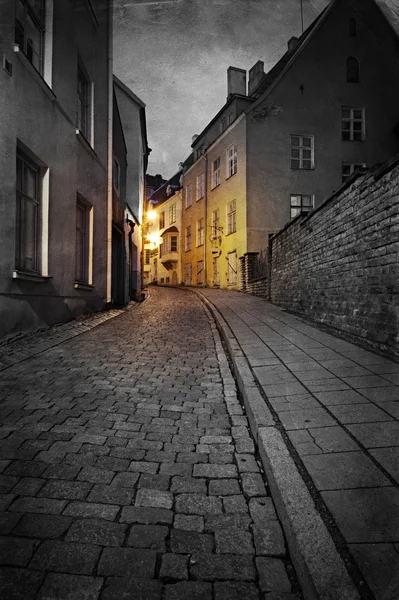 Foto de estilo vintage de la antigua calle de la ciudad europea por la noche — Foto de Stock