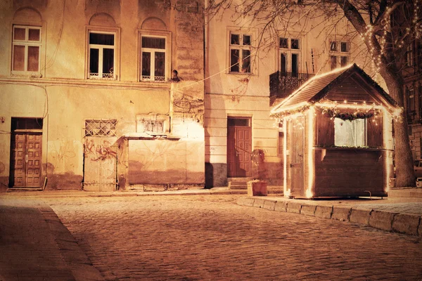 Imagen retro de la vieja ciudad europea por la noche — Foto de Stock