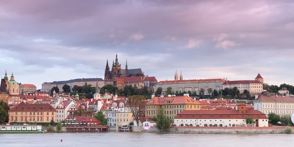Uitzicht op vlava en oude Praag — Stockfoto