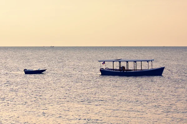 Deux bateaux au lever du soleil — Photo