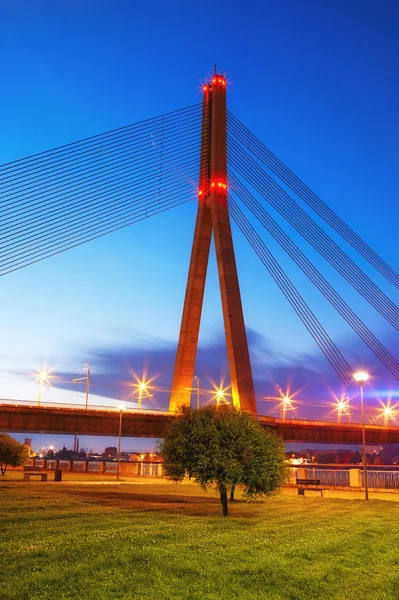 Puente en Riga por la noche — Foto de Stock