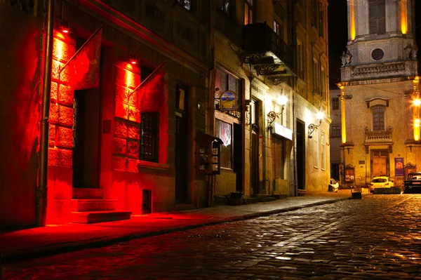 Calle iluminada por la noche —  Fotos de Stock