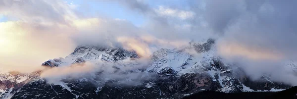 Dolomites 산맥 흐린 일출 — 스톡 사진