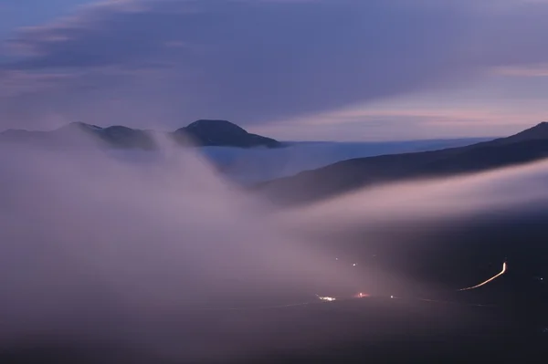 Ködös hegyi völgy napkelte előtt — Stock Fotó
