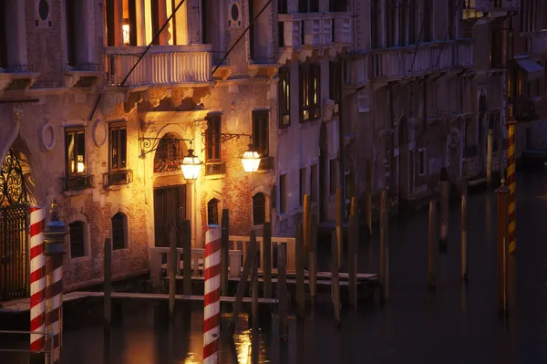 Benátky canal v noci — Stock fotografie