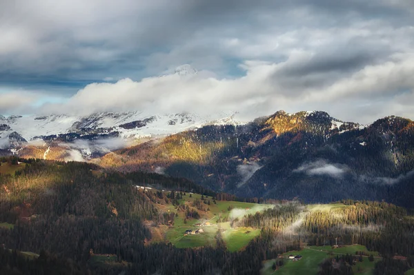 Přeháňky východ slunce nad Dolomity pohoří — Stock fotografie