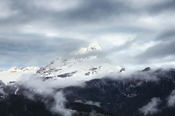 Nublado amanecer sobre las montañas Dolomitas — Foto de Stock