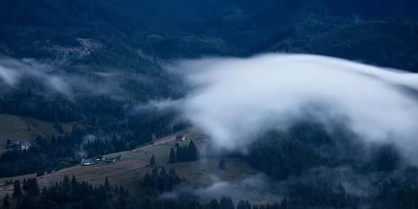 カルパティア山脈の霧の風景 — ストック写真