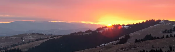 Panoramic image of rising sun in Carpathian mountains — Stock Photo, Image