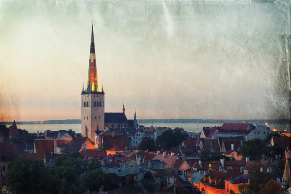 Vista panoramica in stile retrò del centro storico di Tallinn — Foto Stock