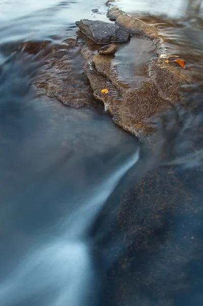 Felsiger Flusshintergrund — Stockfoto