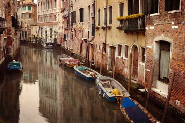 Foto vintage de un pequeño canal en Venecia — Foto de Stock