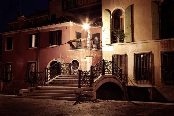 Vintage stylu obrázek z ulice Benátky v noci — Stock fotografie