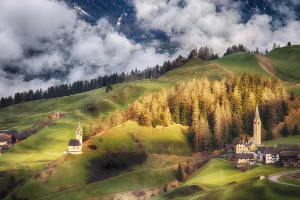 Alpská vesnice v horách Dolomity — Stock fotografie