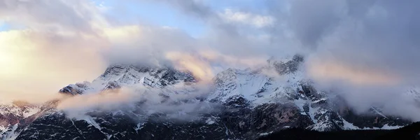 Nublado amanecer sobre las montañas Dolomitas — Foto de Stock