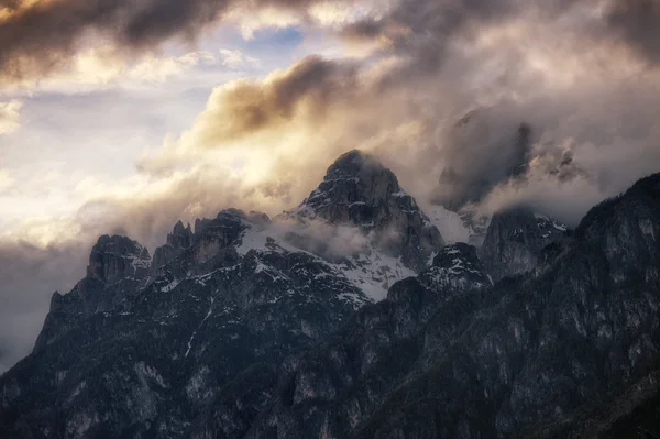 Zataženo slunce nad Dolomity pohoří — Stock fotografie