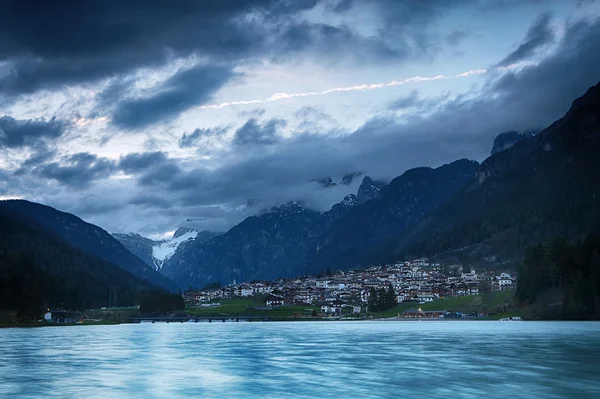 Lago di Auronzo (Lago Di Santa Caterina) al atardecer —  Fotos de Stock