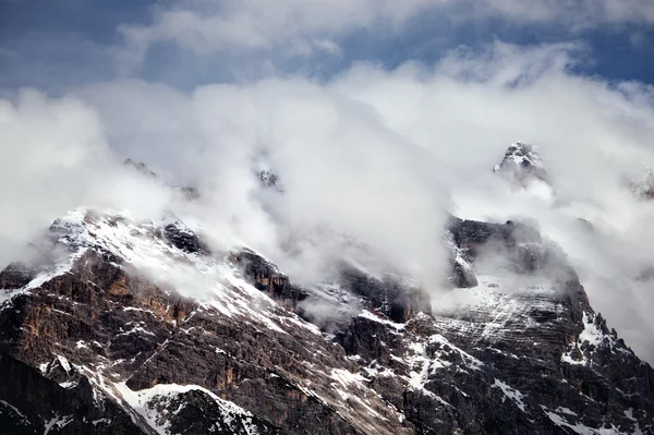 Montañas rocosas sobre Cortina D 'Ampezzo —  Fotos de Stock