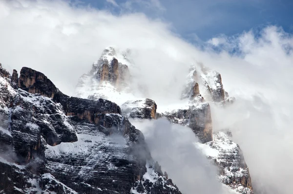 Felsige berge oberhalb von cortina d 'ampezzo — Stockfoto