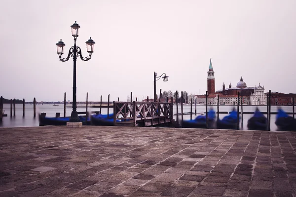 Venezianische Strandpromenade mit Gondeln auf den Wellen — Stockfoto