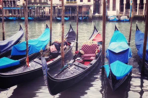 Venecia frente al mar con góndolas en las olas — Foto de Stock