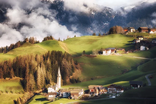 Alpská vesnice v horách Dolomity — Stock fotografie