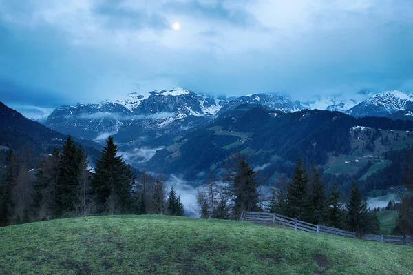 Mistige ochtend in de bergen van de Dolomieten — Stockfoto