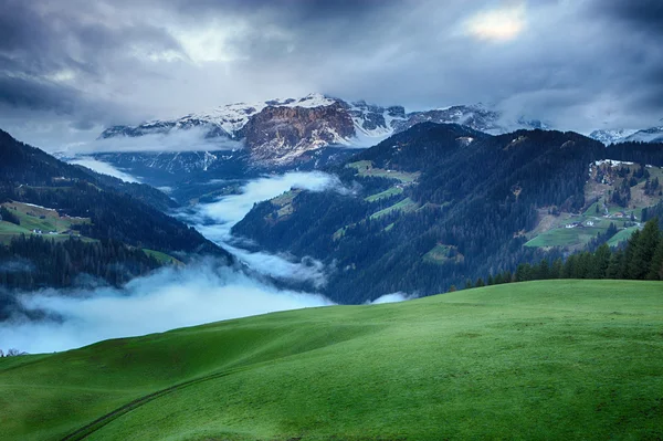 Mlhavé svítání nad Dolomity pohoří — Stock fotografie