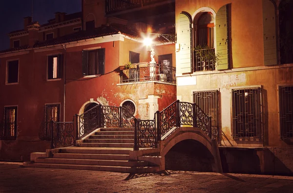 Vintage stylu obrázek z ulice Benátky v noci — Stock fotografie