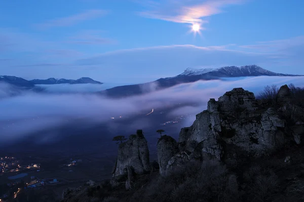Güneş doğmadan önce sisli dağ vadisi — Stok fotoğraf