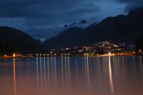 Lago di auronzo o zmierzchu — Zdjęcie stockowe
