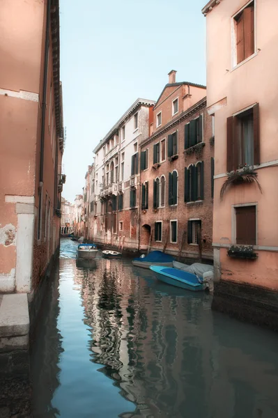 Pequeño canal en Venecia — Foto de Stock