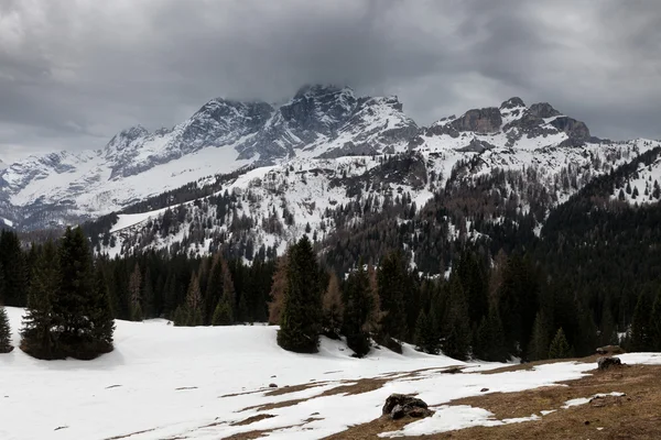 Clima nublado de primavera en las montañas Dolomitas —  Fotos de Stock